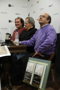 Presentando Vis a Vis en Madrid, en Hislibris Tabernae, con Alfons Cervera al fondo y Miguel Ángel del Arco en primer plano.